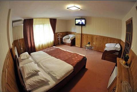 Trojka Hotel Es Panzio Szolnok Bilik gambar